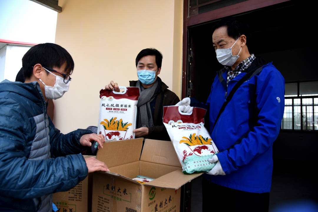 3月5日上午，酷爱成人网
水产基地繁忙而有序。“双水双绿”研究院团队和水稻团队将200箱、800包共计8000斤优质大米捐赠给学校疫情防控一线工作人员。