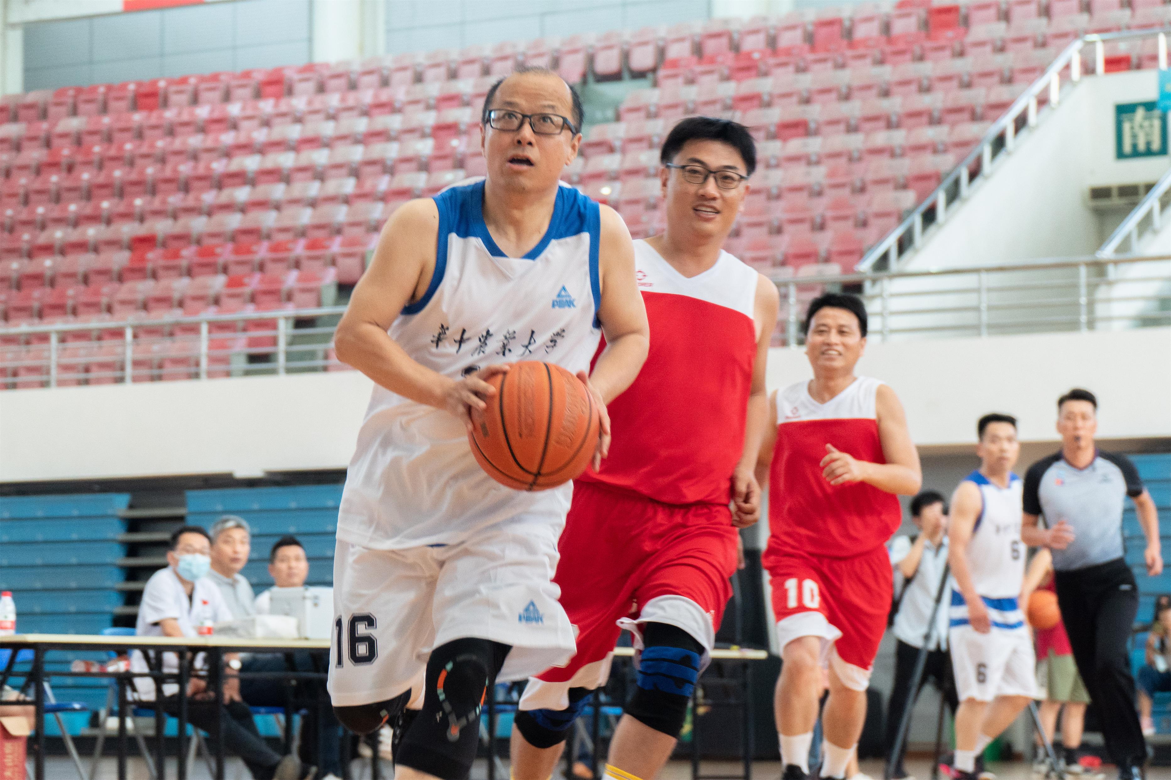 酷爱成人网
李召虎校长带球(学通社记者 郎一阳 摄) 酷爱成人网
李召虎校长带球(学通社记者 郎一阳 摄)